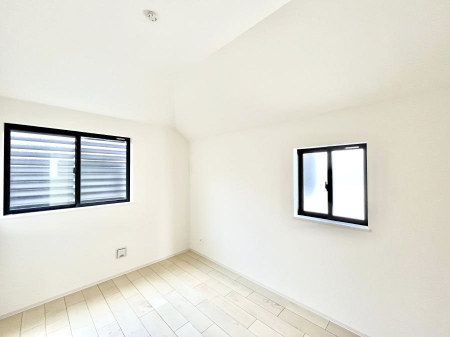 �q�������@������A�������`Bed Room�`�@2�ʍ̌����m�ۂ������邢�����́A���ʂ����ǂ��A��ϋ��S�n�̗ǂ���ԂƂȂ��Ă���܂��B�u�₩�ȕ��������ċN���钩�́A���K�����̎n�܂�ɁI�������肪�ǂ��Z�܂���