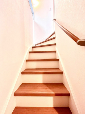 ���̑��@�����`Stairs�`�@�����Ȃ��q�l���炲����̕��܂ŕ��L���N��ɗD�����肷��t�K�i�ł��B�Ƃ̈��S�������߂邽�߂ɁA�K�i�Ɏ肷������t���܂����I�i�`�������ȕ��͋C���厖�ȃ|�C���g�B