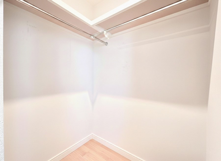 ���̑��@�����`Walk-in Closet�`�@��������̗m���������Ă��V���ɂȂ�ɂ����E�H�[�N�C���N���[�[�b�g�B�m���ȊO�ɂ��A���i�g��Ȃ��Ɠd��X�[�c�P�[�X�A�X�g�b�N�i�Ȃǉ��ł��Еt����������Ԃł��B��CG���H��