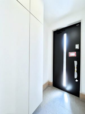 ���ց@�K���X�X���b�g�̓��������փh�A�������Ɍ���͂��Ă���܂��@