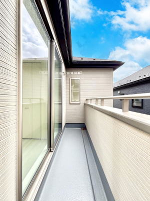 �o���R�j�[�@�����`Balcony�`�@������̃o���R�j�[�̑O�ɂ͉_�ȊO�ɑ��z���Ղ���̂�����܂���B�����󕨂������₷���A����薾�邭�C�����̂������������Ă��܂��B�g���₷���J���I�ȃo���R�j�[�ł���