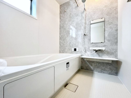 �����@�������U�������`Bath Room�`�@����L�΂��ē������邱�Ƃ��\�I����̔�������M�d�ȃo�X�^�C���ł��B���q�l�Ƃ��ꏏ�ł��\���ȍL���Ȃ̂ŁA���r���O�Ƃ͈�����Ƒ��c�R�̂ЂƎ������y���݂��������܂��B