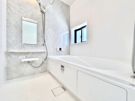 �����@������A�������`Bath Room�`�@����L�΂��ē������邱�Ƃ��\�I����̔�������M�d�ȃo�X�^�C���ł��B���q�l�Ƃ��ꏏ�ł��\���ȍL���Ȃ̂ŁA���r���O�Ƃ͈�����Ƒ��c�R�̂ЂƎ������y���݂��������܂��B