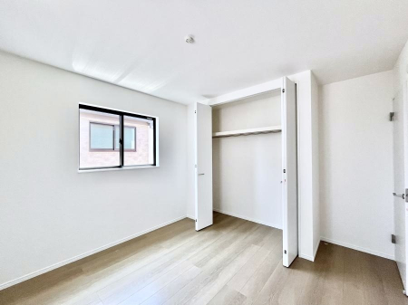�q�������@������A�������`Bed Room�`�@�q�������͂��q�l�ɂƂ��đ�Ϗd�Ȗ���������܂��B�q����l�ŉ߂�����Ԃ�^���邱�ƂŁA�h���׋����Ԃ����R�Ƒ����܂����畔���̕Еt����|���Ȃǂ��������ƂɌq����܂��B