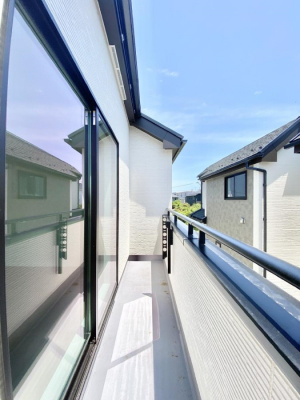 �o���R�j�[�@������A�������`Balcony�`  �傫�ȋ�Ɉ͂܂ꂽ�C�����̂����ƁB  �o���R�j�[��`�������ň��|�I�ȊJ�����ɕ�܂�܂��B  �o���R�j�[�͗z���������݂��z�c����󕨂��C�����悭�������Ƃ��ł��܂��B