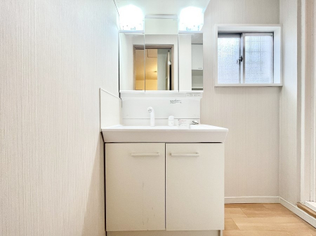 ���ʑ�E���ʏ��@�����`Dressing Room�`�@�\���ȑ傫���̐��ʑ�͎��[�����鎖�Ȃ���A�g�����Ȃ݃`�F�b�N�⎕�����ȂǁA���̍Q�����������Ԃł��z�e�����C�N�ȃX�y�[�X�ŗ]�T�Ƃ�Ƃ�������Ē����܂��B