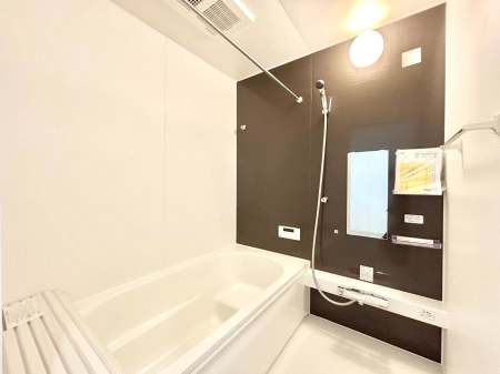 �����@�����`Bath Room�`�@�������������͋C�̗����Ŗ����Ɍ����ă��t���b�V���B���������@�\���t���Ă���̂ŗׂ̐���@�u����Ő􂢏オ�������󕨂��A�J�̓����V�C���C�ɂ������������邱�Ƃ��\�ł��B