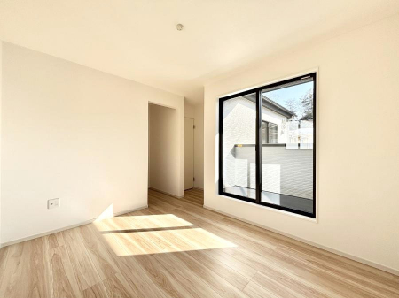 �Q���@�����`Bed Room�`�@�o���R�j�[����̖��邢���������������݂܂��B���ƂɌb�܂ꂽ�������B�_�炩�����R���Œ��ڊo�߂��炵������邾�낤�B�܂��A�@�\�I�Ȏ��[��z�u���āA�Еt������Ԃ������o�������B