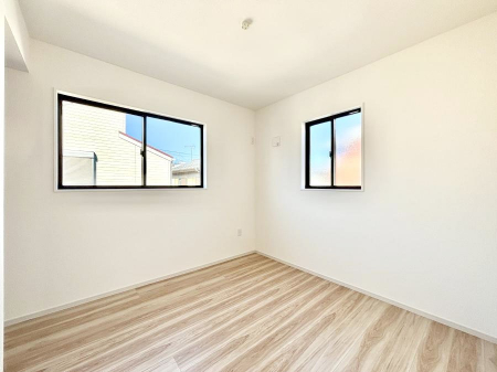 �q�������@�����`Bed Room�`�@�q�������͂��q�l�ɂƂ��đ�Ϗd�Ȗ���������܂��B�q����l�ŉ߂�����Ԃ�^���邱�ƂŁA�h���׋����Ԃ����R�Ƒ����܂����畔���̕Еt����|���Ȃǂ��������ƂɌq����܂��B