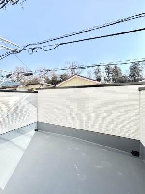 �o���R�j�[�@�����`Balcony�`�@�傫�ȋ�Ɉ͂܂ꂽ�C�����̂����ƁB�o���R�j�[��`�������ň��|�I�ȊJ�����ɕ�܂�܂��B�o���R�j�[�͗z���������݂��z�c����󕨂��C�����悭�������Ƃ��ł��܂��B