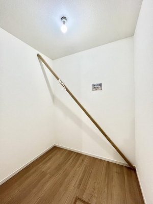 ���̑��@�������Q�������`Walk-in Closet�`�@��������̗m���������Ă��V���ɂȂ�ɂ����E�H�[�N�C���N���[�[�b�g�B�m���ȊO�ɂ��A���i�g��Ȃ��Ɠd��X�[�c�P�[�X�A�X�g�b�N�i�Ȃǉ��ł��Еt����������Ԃł��B