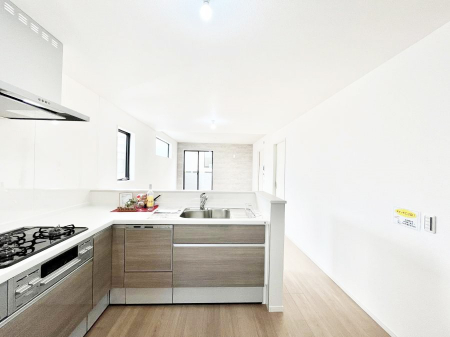 �L�b�`���@�������Q�������`Kitchen�`�@��b���e�ރ��r���O�A�������������Ȃ�L�b�`���B�Ƃ́A�������������ł͂Ȃ��A��炵��������A���K�ɂ���ꏊ�B�Ί�̖����A���炬�̓��X�̂��߂ɁA�ŐV�̐ݔ��E�d�l���̗p�B