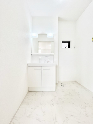 ���ʑ�E���ʏ��@�������Q�������`Dressing Room�`  ����������F�����œ��ꂳ��Ă���ƁA�X�b�L���Ɛ�������ۂ������܂��B���̗��ɂ͂����Ղ�Ǝ��[�X�y�[�X��W�������I�����́A�V���v�����@�\�����d�����āB