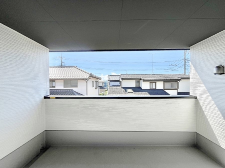 �o���R�j�[�@�����`Balcony�`�@�C���i�[�o���R�j�[�͐��󕨂������X�y�[�X�Ƃ��ċ}�ȉJ�Ő��󕨂��G��Ă��܂��̂�h���ł���܂����`�F�A�ł��낢����A�Ăɂ͎�����C�ɂ����r�j�[���v�[�����y���߂܂��ˁ�