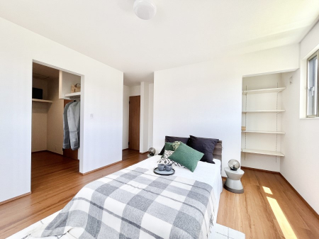 �Q���@�����`Bed Room�`  �����ɂ͎��[�N���[�[�b�g�������I���i�g���̂��m���⏬���͂������A�G�ߕ��̂��m���Ȃǂ���������Ɛ������ڂ����܂������܂��B  ������Ԃ��L���g�p�ł��܂��ˁB