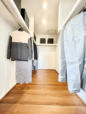 ���̑��@�����`Walk-in Closet�`�@�K�v�Ȃ��̂�R�[�f�B�l�[�g���ꗗ���Ċm�F�ł��A�g�x�x�⏀�����Z���ԂōςރE�H�[�N�C���N���[�[�b�g��ݒu���܂����B�Ƃ̒�����������Ƃ�����֗��Ȏ��[�X�y�[�X�ł��B