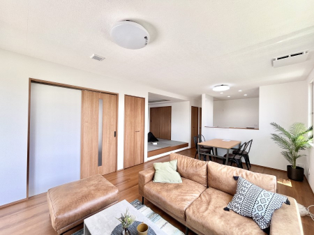 ���r���O�@�����`Living�`  �L���ȗz�������̏ꏊ���Ƃ炵�����B  �����邱�̋�Ԃ݂͂�Ȃ̏Ί炪�W���ꏊ�A����Y��A���邱�Ƃ̂Ȃ����킢���Ȃ���b���y���ގ��ԁA��������̎v�����Ԃ���ꏊ�B