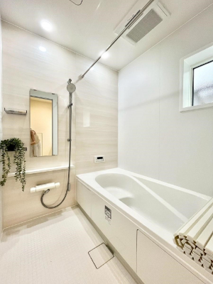 �����@�����`Bath Room�`�@�������������͋C�̗����Ŗ����Ɍ����ă��t���b�V���B���������@�\���t���Ă���̂ŗׂ̐���@�u����Ő􂢏オ�������󕨂��A�J�̓����V�C���C�ɂ������������邱�Ƃ��\�ł��B