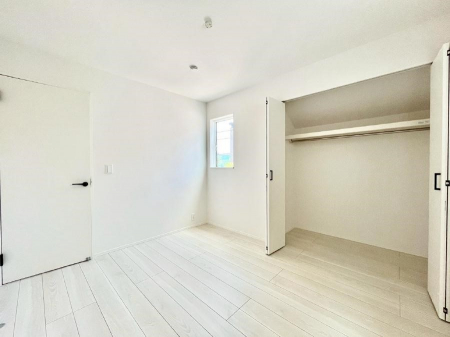 �Q���@�����`Bed Room�`  �S�����ɂ͎��[�N���[�[�b�g�������I���i�g���̂��m���⏬���͂������A�G�ߕ��̂��m���Ȃǂ���������Ɛ������ڂ����܂������܂��B  ������Ԃ��L���g�p�ł��܂��ˁB