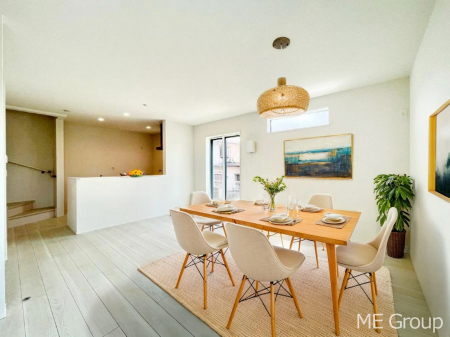 ���r���O�@�����`Living�`�@�Ƒ��̉�b��Ί炪�s���������r���O�ł��B�q���������Ă�p�����Ȃ���A�傫�ȃ\�t�@��_�C�j���O�e�[�u���ł������H���������肭�났�����􂻂�Ȗ������������Ԃł��I���Ƌ��CG�ł�