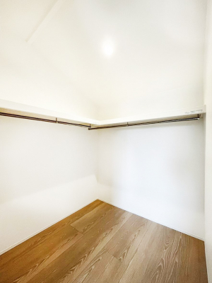 ���̑��@�����`Walk-in Closet�`�@�K�v�Ȃ��̂�R�[�f�B�l�[�g���ꗗ���Ċm�F�ł��A�g�x�x�⏀�����Z���ԂōςރE�H�[�N�C���N���[�[�b�g��ݒu���܂����B�Ƃ̒�����������Ƃ�����֗��Ȏ��[�X�y�[�X�ł��B