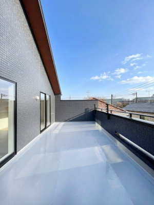 �o���R�j�[�@�����`Balcony�`�@�쑤�ɐݒu���ꂽ���s���̂��郏�C�h�o���R�j�[�B�S�n�悢�z�˂���g���ȕ����y���ނ��Ƃ��o���܂��B���ꂽ���ɂ͂����Ղ�̐��󕨂�z�c�������܂��I�g���₷���J���I�ȃo���R�j�[�ł���