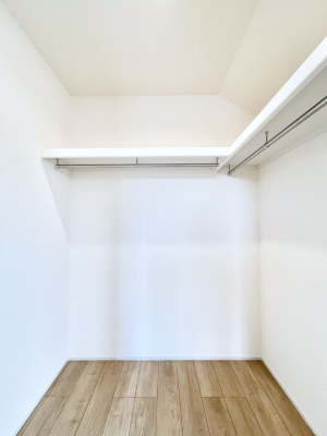 ���̑��@�����`Walk-in Closet�`�@�K�v�Ȃ��̂�R�[�f�B�l�[�g���ꗗ���Ċm�F�ł��A�g�x�x�⏀�����Z���ԂōςރE�H�[�N�C���N���[�[�b�g��ݒu���܂����B�Ƃ̒�����������Ƃ�����֗��Ȏ��[�X�y�[�X�ł��B