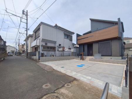 ���n�O�ώʐ^�@�`Exterior�`�@�O�ʓ��H�F�쓌 4m �����A�k�� 4m �����@��w�̈�ˌ��Ă𒆐S�Ƃ����X���݂����R�Ƒ����A���ӂ͍��������������Ă��Ȃ��̂ŁA�΂̑����ՐÂȎ����������ł��B