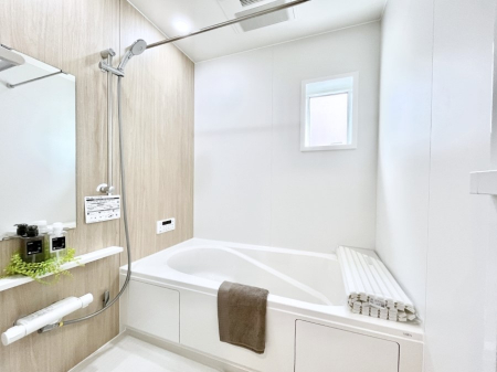 �����@�����`Bath Room�`�@�������������͋C�̗����Ŗ����Ɍ����ă��t���b�V���B���������@�\���t���Ă���̂ŗׂ̐���@�u����Ő􂢏オ�������󕨂��A�J�̓����V�C���C�ɂ������������邱�Ƃ��\�ł��B