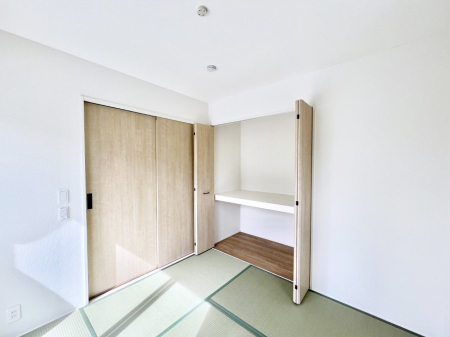 ���̑����ρ@�����`Japanese Room�`�@LDK�אڂ̘a���́A�A�C���������Ȃǉ��l�̉Ǝ��X�y�[�X�Ƃ��āA�܂������Ȃ��q�l�̂��邲�ƒ�ł͂����Q�₨�ނւ��̏�Ƃ��Ă����p���������܂��B