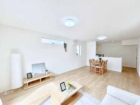 ���r���O�@�����`Living�`�@�Ƒ��̈�̊�����������L�X�Ƃ����X�y�[�X�B�Ƒ��Ɖ߂������Ԃ��؂ɂ�����Ƀs�b�^���̂�Ƃ�̏Z��Ԃł��B���q�l���������Ă����S���Č����܂��B�Ƒ��̏΂��������ɂ��ڂɕ����т܂��B