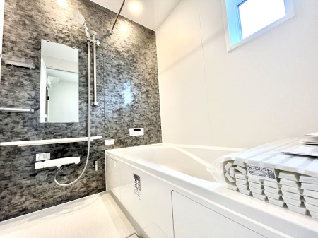 �����@������4�������`Bath Room�`�@���t���̃o�X���[���́A�̌������薾�邭�C�����̗ǂ���Ԃł��B�������邱�ƂŁA���C�����ǍD�B������芰����o�X���[���ŁA�����̃o�X�^�C�����y���݂ɂȂ肻���ł��B