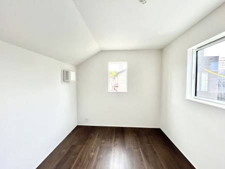 �q�������@������4�������`Bed Room�`�@�q�������͂��q�l�ɂƂ��đ�Ϗd�Ȗ���������܂��B�q����l�ŉ߂�����Ԃ�^���邱�ƂŁA�h���׋����Ԃ����R�Ƒ����܂����畔���̕Еt����|���Ȃǂ��������ƂɌq����܂��B