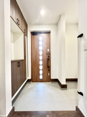 ���ց@������4�������`Entrance�`�@�Ƃ̒��ł��q�l���}����ŏ��̏ꏊ�ł��錺�ւ́A�Ƃ̈�ۂ��̂��̂ł��I�L�x�Ȍ��֎��[�ŁA����Y��ɕۂ��Ƃ��o���܂��􌺊ւɂ͂����Ղ���[�̉��ʔ��������I