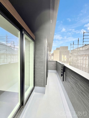 �o���R�j�[�@������4�������`Balcony�`�@������̃o���R�j�[�̑O�ɂ͉_�ȊO�ɑ��z���Ղ���̂�����܂���B�����󕨂������₷���A����薾�邭�C�����̂������������Ă��܂��B�g���₷���J���I�ȃo���R�j�[�ł���