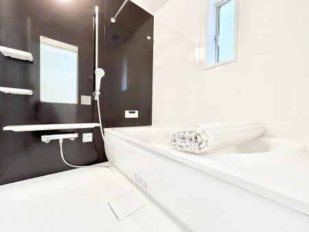 �����@������3�������`Bath Room�`�@�������������͋C�̗����Ŗ����Ɍ����ă��t���b�V���B���������@�\���t���Ă���̂ŗׂ̐���@�u����Ő􂢏オ�������󕨂��A�J�̓����V�C���C�ɂ������������邱�Ƃ��\�ł��B