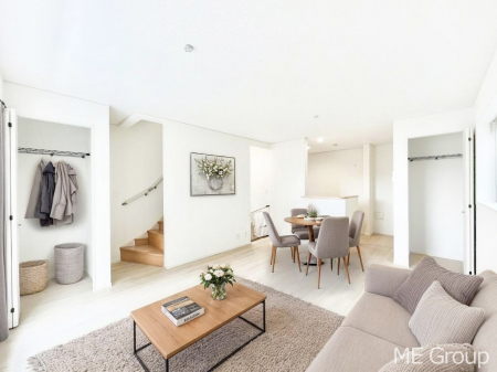 ���r���O�@������3�������`Living�`�@�Ƒ��̉�b��Ί炪�s���������r���O�ł��B�傫�ȃ\�t�@��_�C�j���O�e�[�u���ł������H���������肭�났�����􂻂�Ȗ������������Ԃł��I���Ƌ��CG�ł�