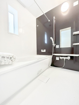 �����@������1�������`Bath Room�`�@�������Ƒ���L�΂��ē������邱�Ƃ��\�I���q�l�Ƃ��ꏏ�ł��\���ȍL���Ȃ̂ŁA���r���O�Ƃ͈�����Ƒ��c�R�̂ЂƎ������y���݂��������܂��B