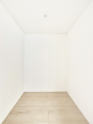 ���̑��@������1�������`Walk-in Closet�`�@�K�v�Ȃ��̂�R�[�f�B�l�[�g���ꗗ���Ċm�F�ł��A�g�x�x�⏀�����Z���ԂōςރE�H�[�N�C���N���[�[�b�g��ݒu���܂����B�Ƃ̒�����������Ƃ�����֗��Ȏ��[�X�y�[�X�B