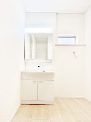 ���ʑ�E���ʏ��@������1�������`Dressing Room�`�@�\���ȑ傫���̐��ʑ�͎��[�����鎖�Ȃ���A�g�����Ȃ݃`�F�b�N�⎕�����ȂǁA���̍Q�����������Ԃł��z�e�����C�N�ȃX�y�[�X�ŗ]�T�Ƃ�Ƃ�������Ē����܂��B