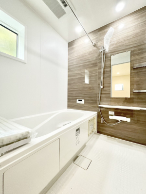 �����@�����`Bath Room�`�@�������������͋C�̗����Ŗ����Ɍ����ă��t���b�V���B���������@�\���t���Ă���̂ŗׂ̐���@�u����Ő􂢏オ�������󕨂��A�J�̓����V�C���C�ɂ������������邱�Ƃ��\�ł��B