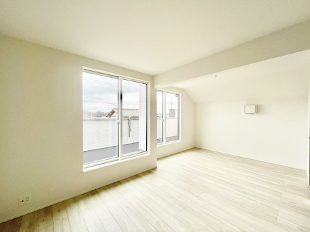 �Q���@�����`Bed Room�`�@�o���R�j�[����̖��邢���������������݂܂��B���ƂɌb�܂ꂽ�������B�_�炩�����R���Œ��ڊo�߂��炵������邾�낤�B�܂��A�@�\�I�Ȏ��[��z�u���āA�Еt������Ԃ������o�������B