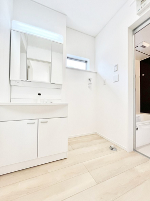 ���̑��@�����`Dressing Room�`  ����������F�����œ��ꂳ��Ă���ƁA�X�b�L���Ɛ�������ۂ������܂��B  ���̗��ɂ͂����Ղ�Ǝ��[�X�y�[�X��W�������I  �����́A�V���v�����@�\�����d�����āB