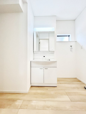 ���ʑ�E���ʏ��@�����`Dressing Room�`  ����������F�����œ��ꂳ��Ă���ƁA�X�b�L���Ɛ�������ۂ������܂��B  ���̗��ɂ͂����Ղ�Ǝ��[�X�y�[�X��W�������I  �����́A�V���v�����@�\�����d�����āB