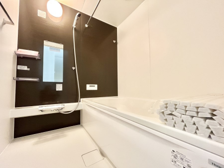 �����@������1�������`Bath Room�`�@����L�΂��ē������邱�Ƃ��\�I����̔�������M�d�ȃo�X�^�C���ł��B���q�l�Ƃ��ꏏ�ł��\���ȍL���Ȃ̂ŁA���r���O�Ƃ͈�����Ƒ��c�R�̂ЂƎ������y���݂��������܂��B