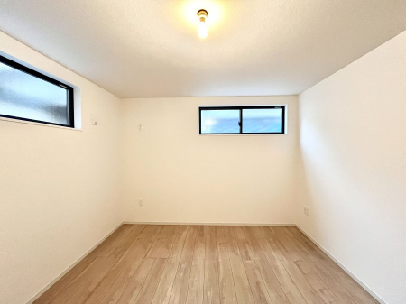 ���̑����ρ@������1�������`Bed Room�`�@�؂̉����肪�₳�����t���[�����O�͈��炬�������炷�v���C�x�[�g��ԁB����߂̃t���[�����O�ł��̂ŁA�ǎ��Ƃ��}�b�`���A���������X�ɍL�������Ă������ʂ��B