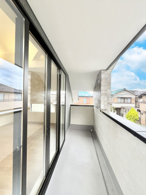 �o���R�j�[�@������1�������`Balcony�`  �傫�ȋ�Ɉ͂܂ꂽ�C�����̂����ƁB  �o���R�j�[��`�������ň��|�I�ȊJ�����ɕ�܂�܂��B  �o���R�j�[�͗z���������݂��z�c����󕨂��C�����悭�������Ƃ��ł��܂��B