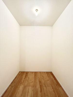 ���̑��@������1�������`Walk-in Closet�`�@��������̗m���������Ă��V���ɂȂ�ɂ����E�H�[�N�C���N���[�[�b�g�B�m���ȊO�ɂ��A���i�g��Ȃ��Ɠd��X�[�c�P�[�X�A�X�g�b�N�i�Ȃǉ��ł��Еt����������Ԃł��B