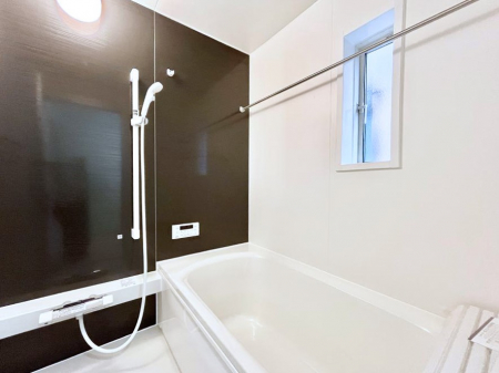 �����@������1�������`Bath Room�`�@���t���̃o�X���[���́A�̌������薾�邭�C�����̗ǂ���Ԃł��B�������邱�ƂŁA���C�����ǍD�B������芰����o�X���[���ŁA�����̃o�X�^�C�����y���݂ɂȂ肻���ł��B