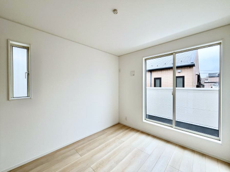 �Q���@������1�������`Bed Room�`�@�o���R�j�[����̖��邢���������������݂܂��B���ƂɌb�܂ꂽ�������B�_�炩�����R���Œ��ڊo�߂��炵������邾�낤�B�@�\�I�Ȏ��[��z�u���āA�Еt������Ԃ������o�������B